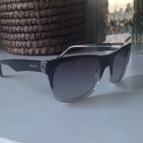 Prada - Picture 2 of 4